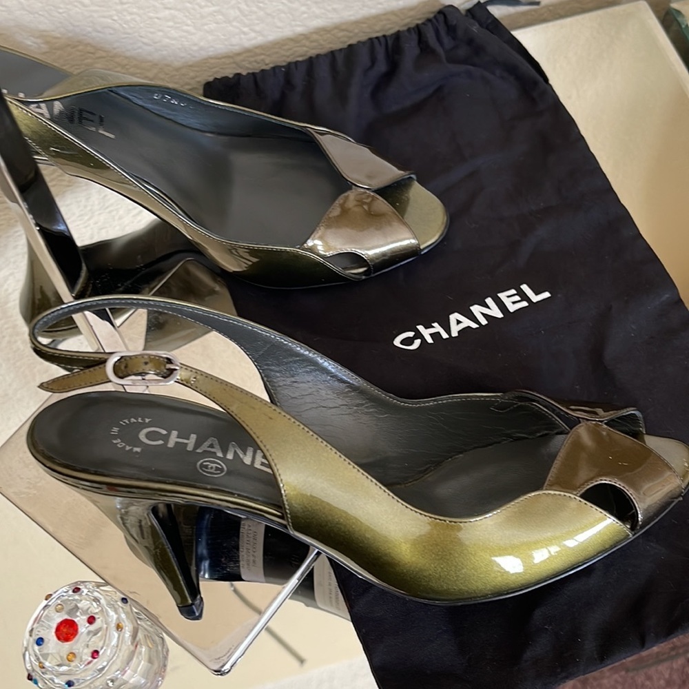 CHANEL HEELS NEW  38.5 PATENT‎ LEATHER METALLIC OLIVE GREEN 🫒 CHANEL DUST BAG - Picture 3 of 17